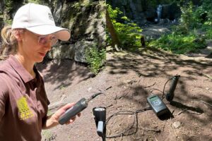 Ущерб от туристов: ученые спасают ландшафты Кравцовских водопадов