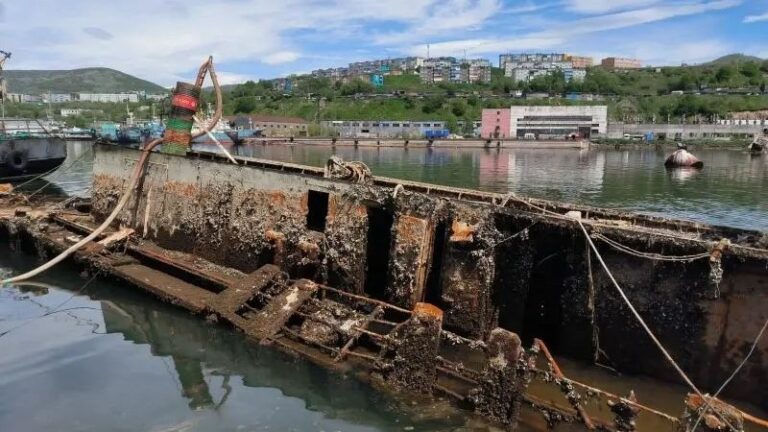 Дальний Восток избавляется от затонувших кораблей-призраков