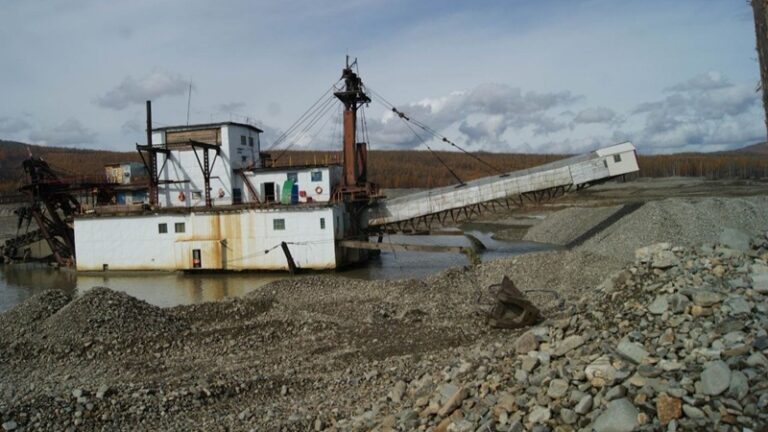 Золотодобытчик заплатил 26 млн рублей за загрязнение реки в Приамурье