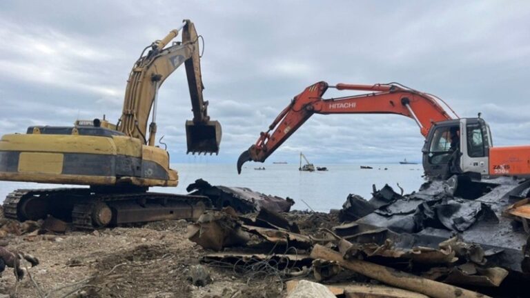 Очистка бухты Лососей: на Сахалине подняли четыре затонувших судна