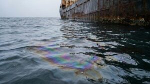 Суд оценил нефтяное пятно в порту Зарубино в 235 млн рублей