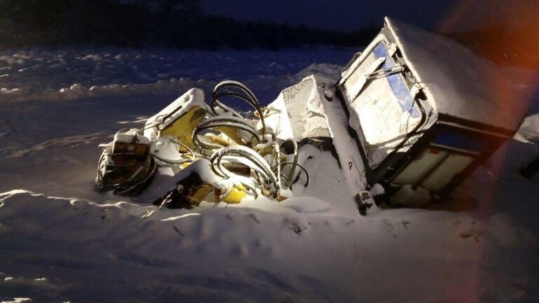 В Якутии компания возместит ущерб природе за провал бульдозера под лёд озера