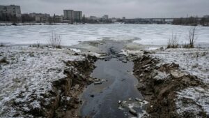 Неизвестные стоки заливают лед священного озера в Якутске