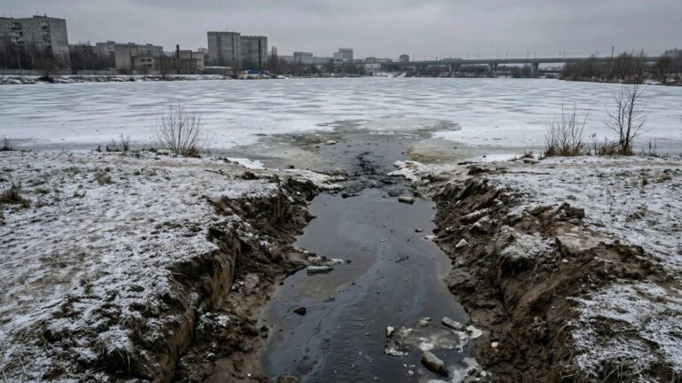 Неизвестные стоки заливают лед священного озера в Якутске