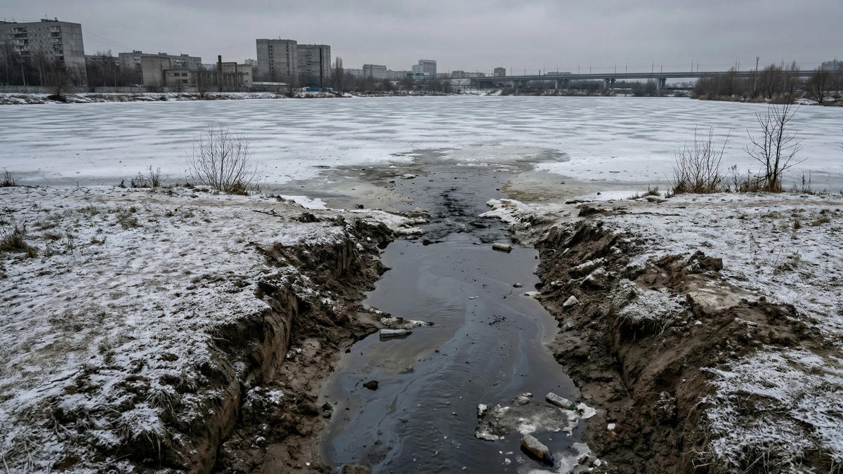 Неизвестные стоки заливают лед священного озера в Якутске